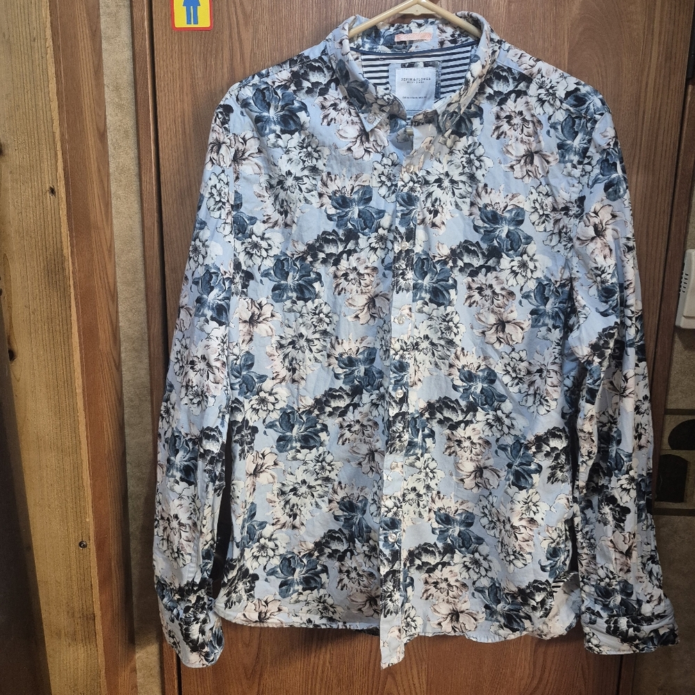 Denim & Flower Blue and White Floral Lightweight Shirt Jacket.  Box 38